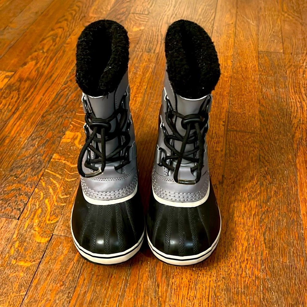 Sorrel kids boots size 2. Excellent condition.